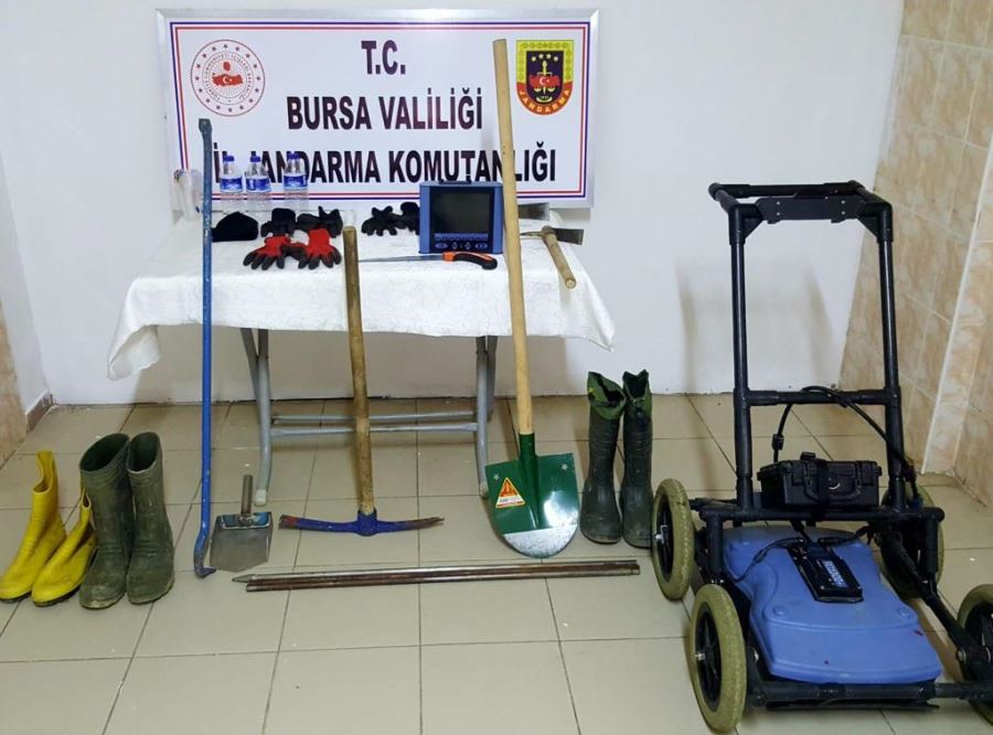 KAÇAK KAZI YAPAN ŞAHISLARI JANDARMA SUÇÜSTÜ YAKALADI