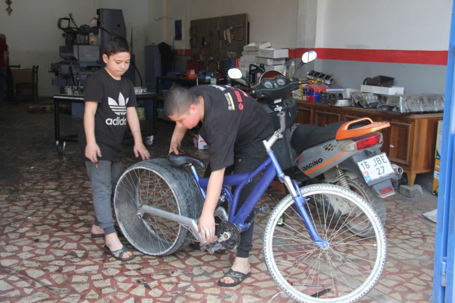 motosiklet tutkunu küçük kardeşler, bisikletlerini Cruiser motosiklete benzetti.