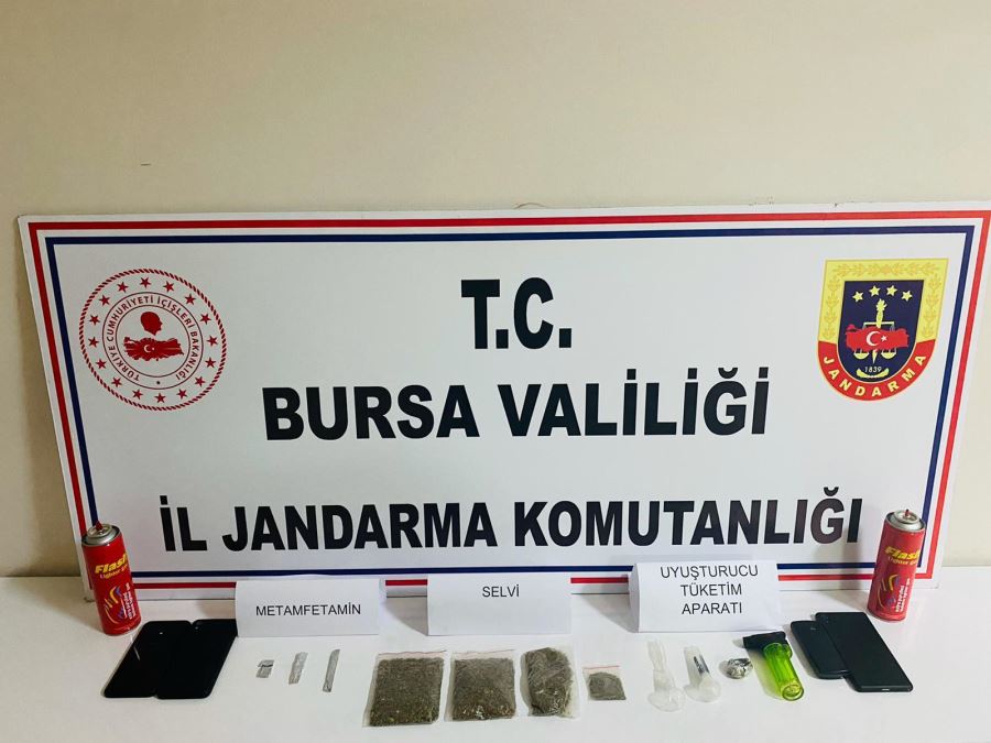 Dur ihtarına uymayan araçta uyuşturucu madde ele geçirildi
