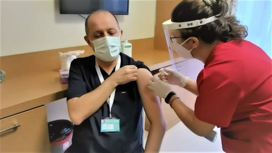 İNEGÖL’DE İLK AŞI GÖÇMEN’E YAPILDI