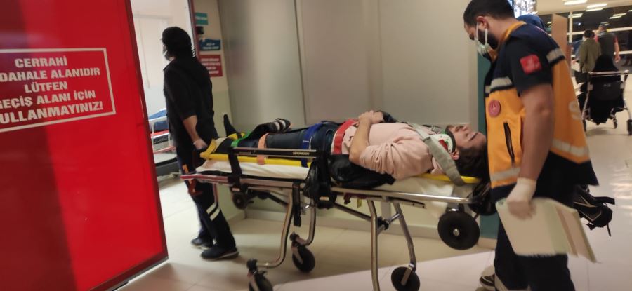 Önüne çıka köpeklerin yüzünden kaza yaptı