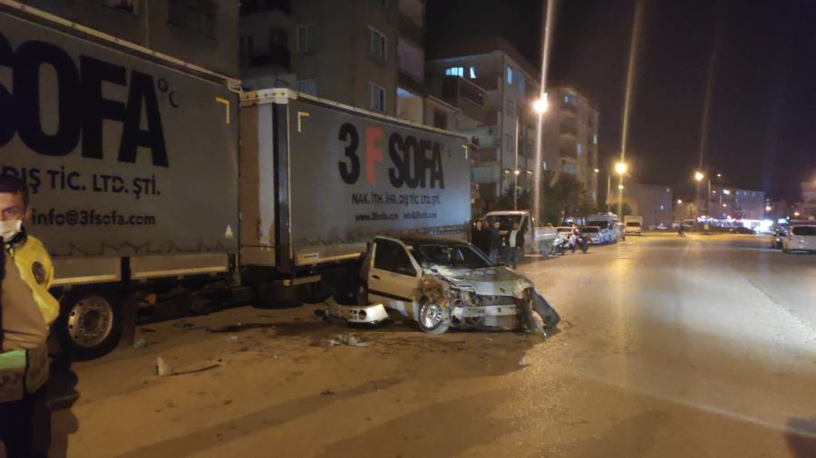 Duran tıra çarptı