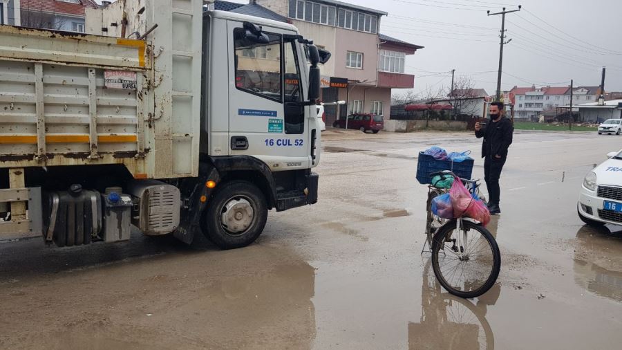 Resmi aracın çarptığı bisiklet sürücüsü yaralandı