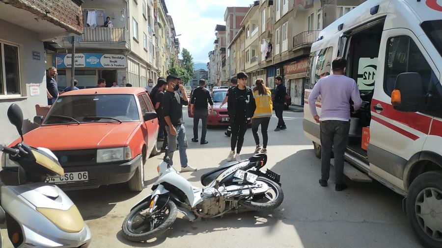 Otomobil ile motosikletin karıştığı kazada 1 kişi yarandı