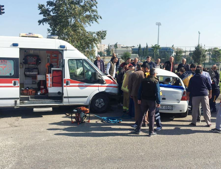 Ambulans ile çarpışan otomobilin sürücüsü yaralandı, annesi öldü