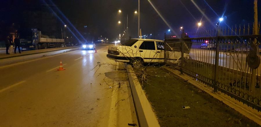 Bariyerlere vuran sürücü ölümden döndü