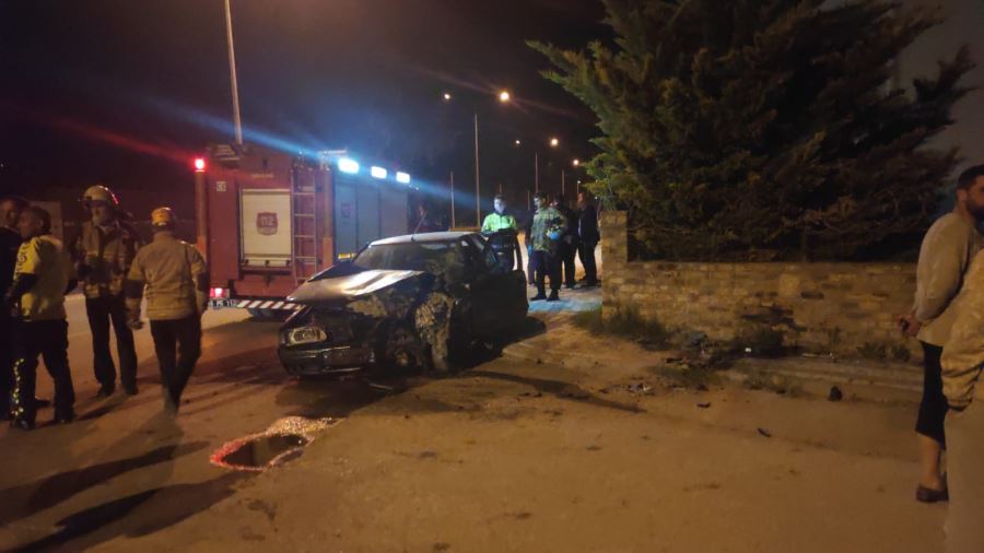14 yaşındaki çocuk üvey babasının arabasıyla kaza yaptı