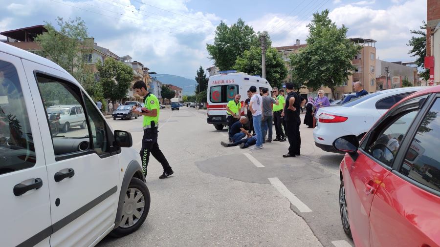 Hafif ticari araçla motosikletin karıştığı kazada motorsiklet sürücüsü yaralandı