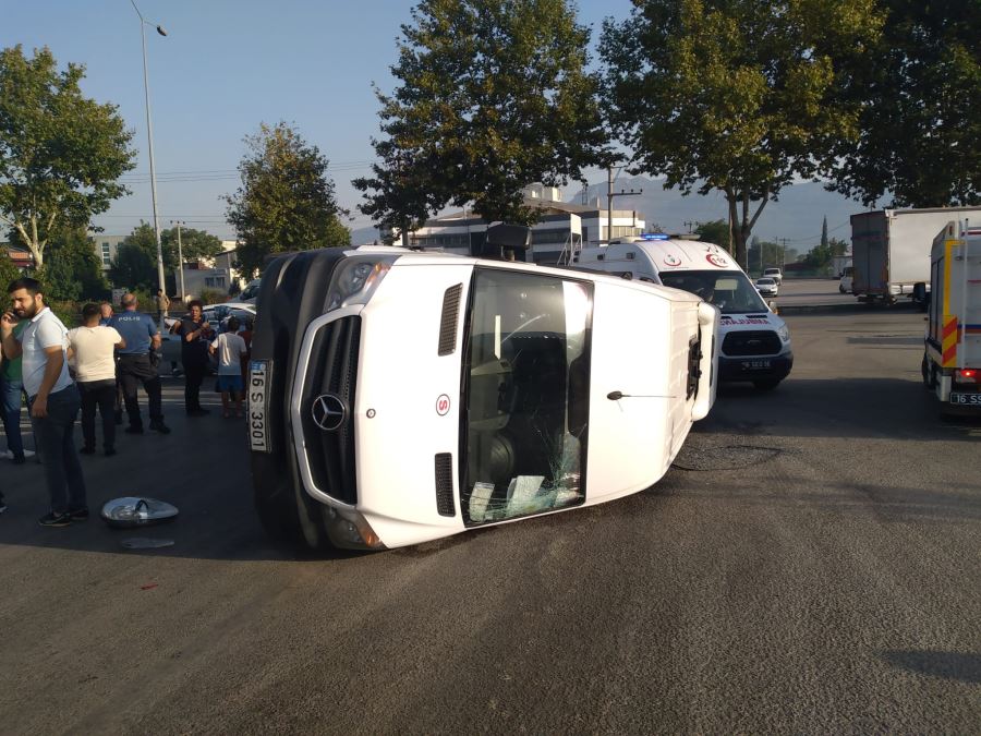 Servis minibüsü ile otomobilin çarpıştığı kazada 4 kişi yaralandı