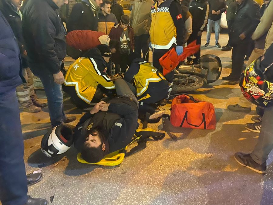 Otomobilin çarptığı motosiklet sürücüsü yaralandı
