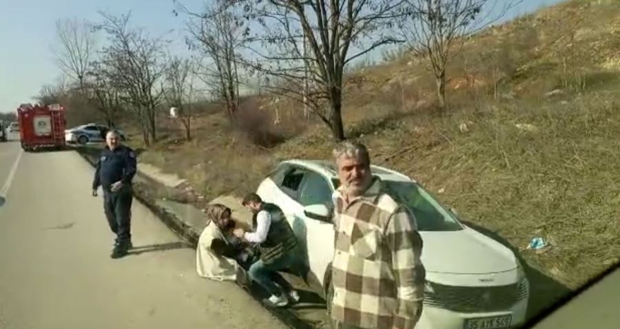 Kazada otomobil sürücü eşi ve çocuğu ölümden döndü