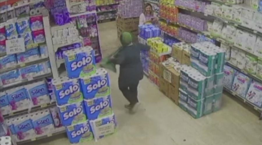 Markette bale yapan kadının dansı kamerada