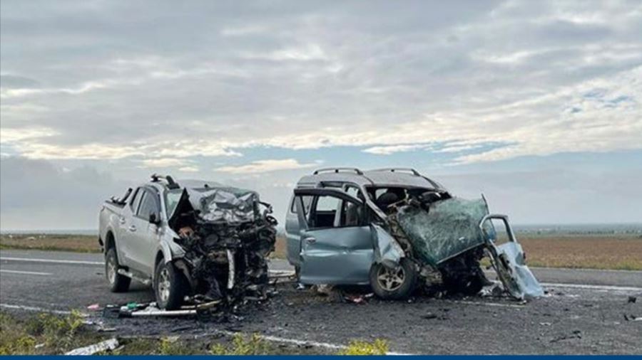 İki kamyonet çarpıştı,  4 kişi öldü