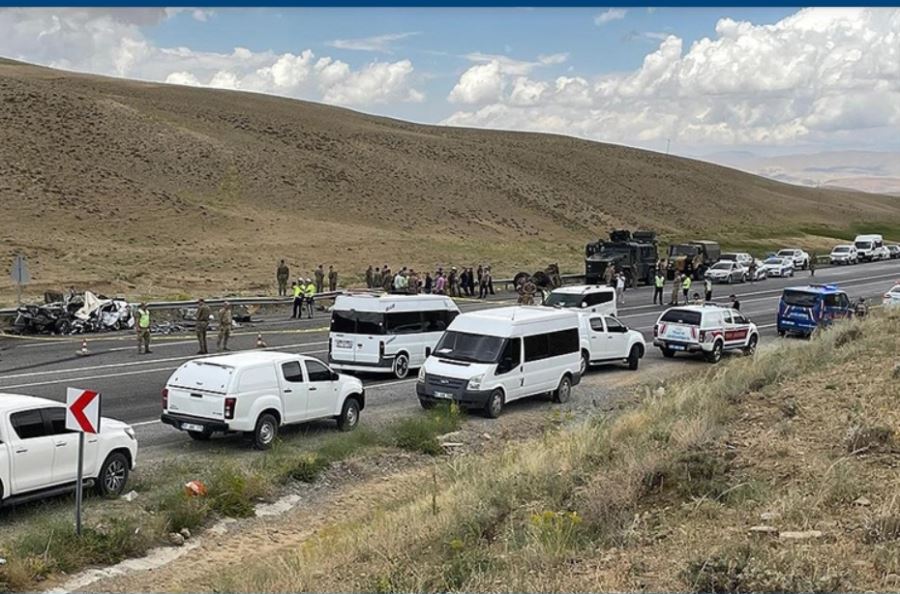 Askeri araçla otomobil çarpıştı, bir kişi öldü, 12 asker  yaralandı