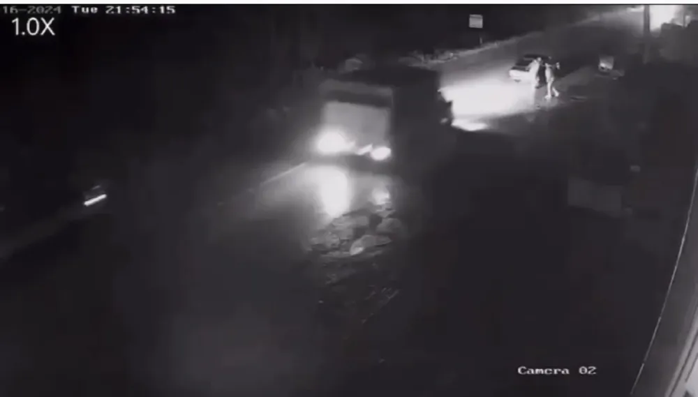 İnegölde yolda kalan otomobili iten kişilerin kazadan kurtulma anı güvenlik kamerasında 