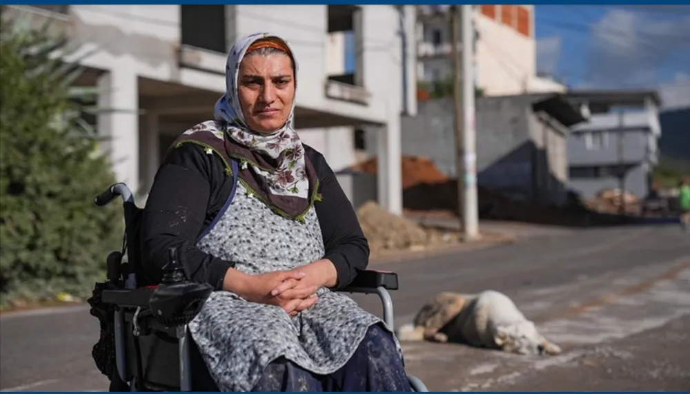 Tekerlekli sandalyeyle sokakları dolaşan kadın, sahipsiz  hayvanları besliyor
