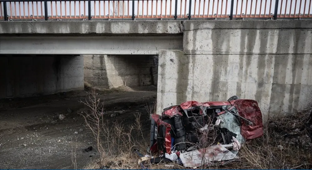 Kavşaktan düşen otomobildeki aynı aileden 5 kişi hayatını kaybetti