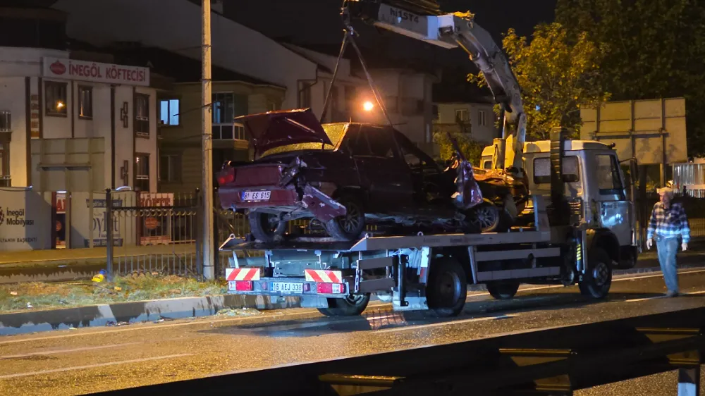 İnegöl’de Yağmur Kazaya Neden Oldu: Araç Refüje Çıktı