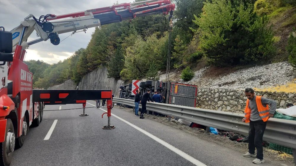 Bursa-İnegöl yolunda uzun kuyruk: Devrilen tır saatler sonra kaldırıldı