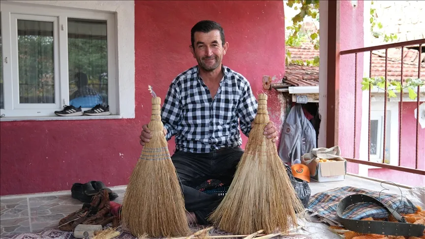 Babasının Romanlardan öğrendiği süpürgeciliği 30 yıldır sürdürüyor