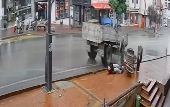 Yağmur etkisiyle kayan yolda traktör devrildi: Sürücü hayatını kaybetti