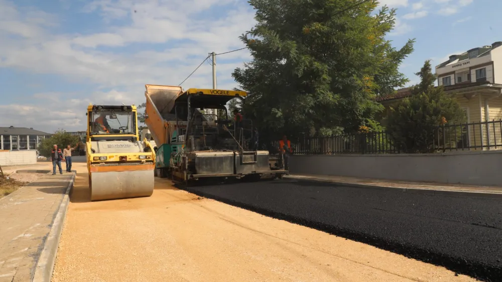 5 Sokakta Asfalt Kaplama Çalışması Yapılıyor