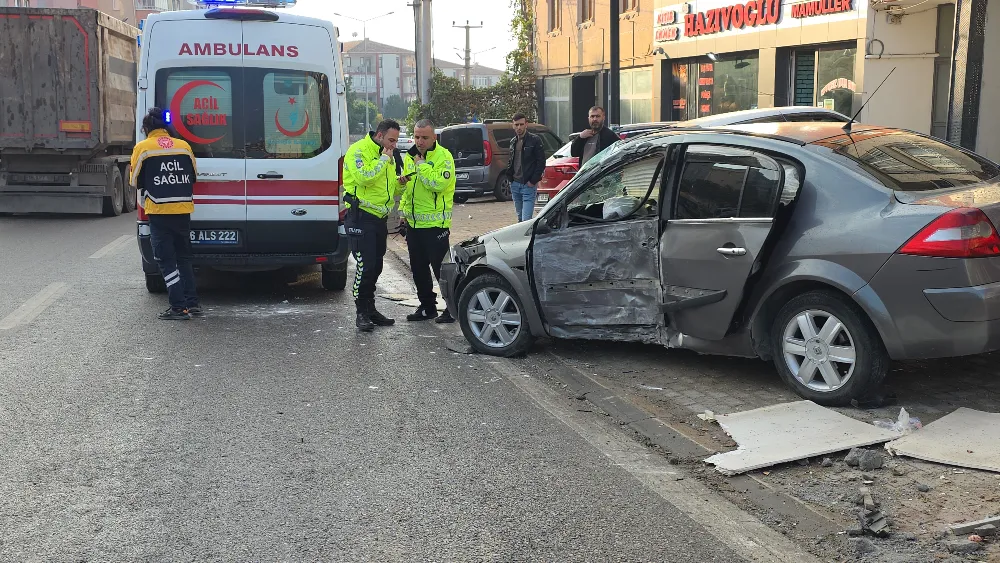 İnegöl’de yağmur kazası: Otomobil direğe çarptı, sürücü ağır yaralı