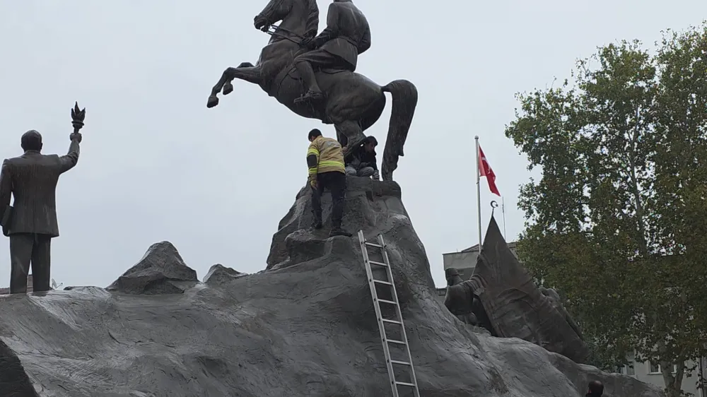 İnegöl’de 13 yaşındaki çocuk heykelde mahsur kaldı