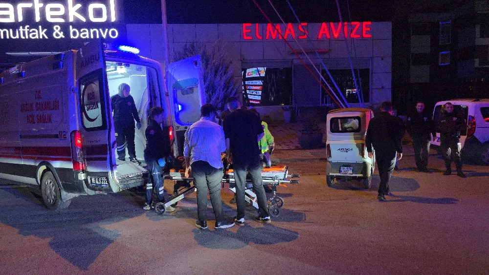 İnegöl’de yaşlı kadının aracı devrildi, vatandaşlar yardıma koştu