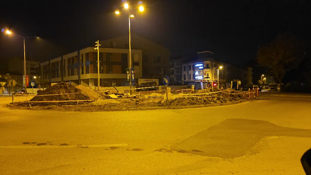 İnegöl Hastane kavşağındaki kazı alanı tehlike saçıyor