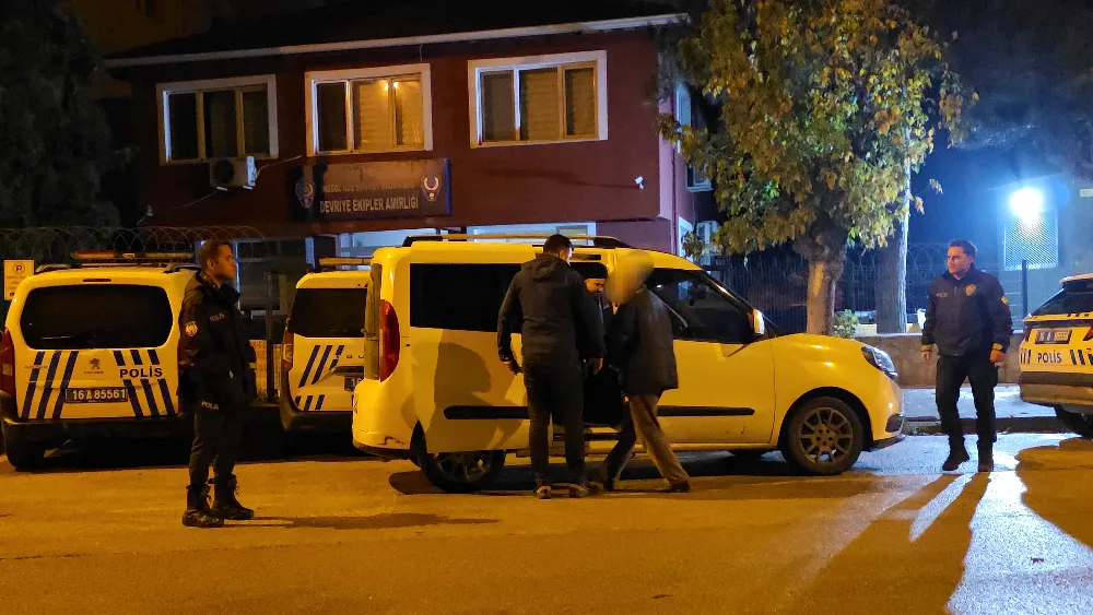 Husumetli olduğu gence ateş açtı, gece silahla emniyete gidip teslim oldu