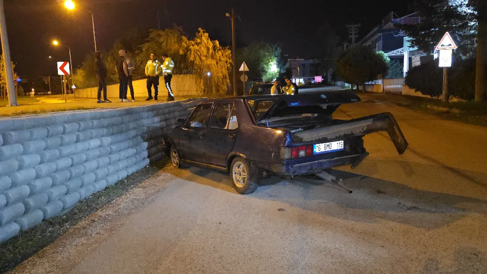 İnegöl’de polis kovalamacası: Ehliyetsiz sürücü kaza yaptı