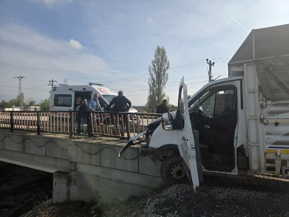 Kamyonet Köprü Demirlerine Saplandı: Sürücü Yaralı