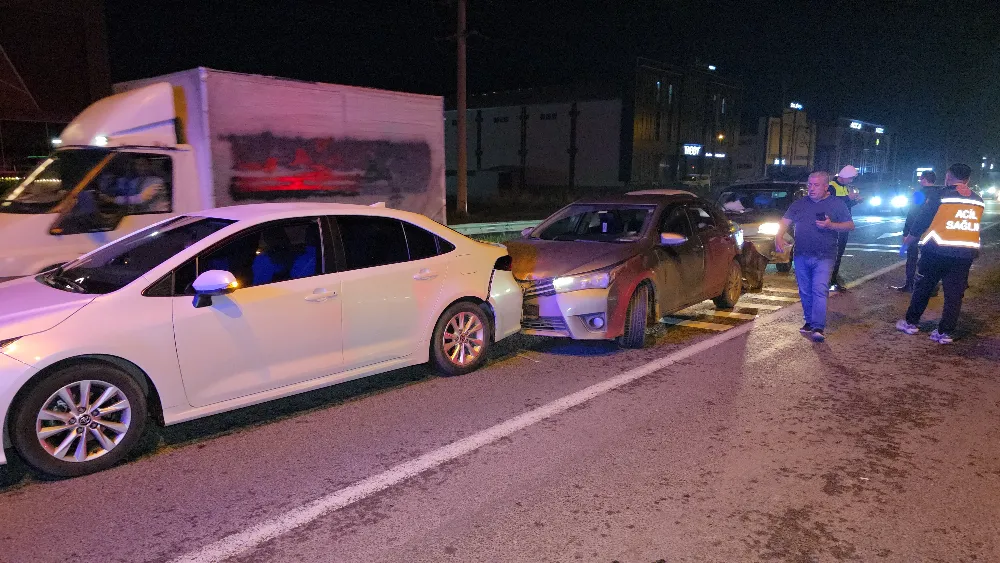 İnegöl Girişinde Kırmızı Işıkta Zincirleme Kaza: 5 Kişi Hastaneye Kaldırıldı