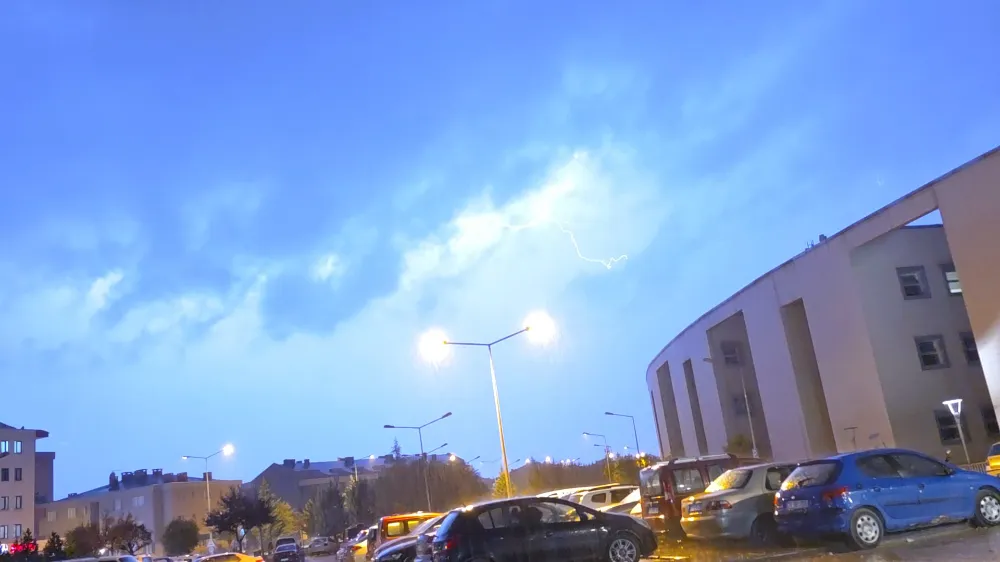 İnegöl’de şimşekler geceyi aydınlattı