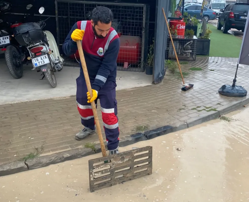 Bursa yetersiz kalınca, İnegöl Belediyesi rögarları açtı