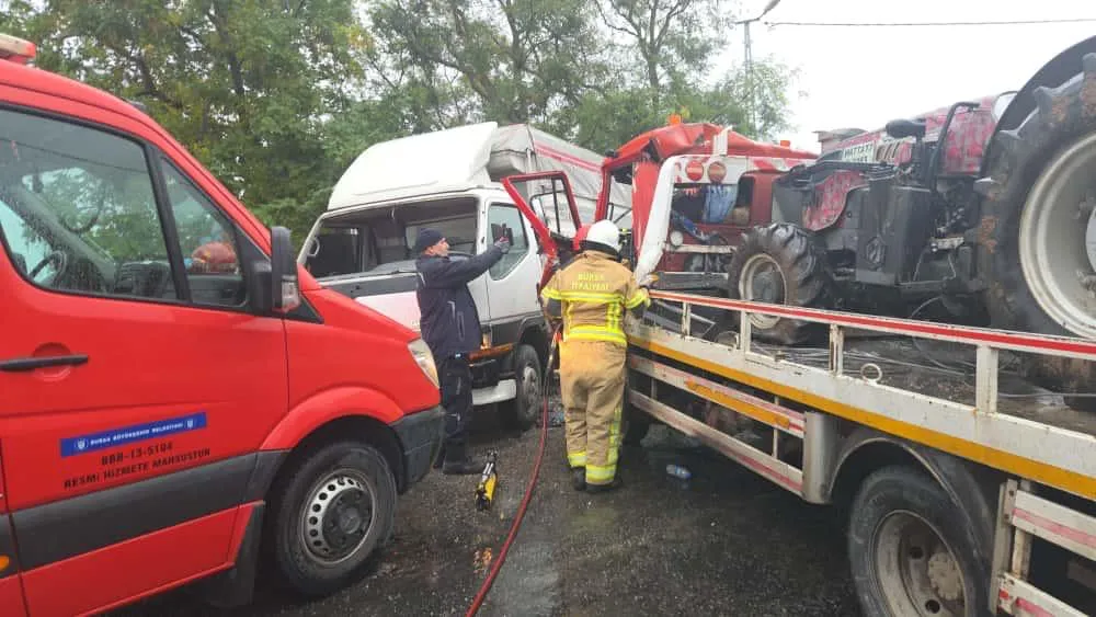 Bursa’da Trafik Kazası: Sürücü Araçta Sıkıştı, 4 Kişi Hastaneye Kaldırıldı
