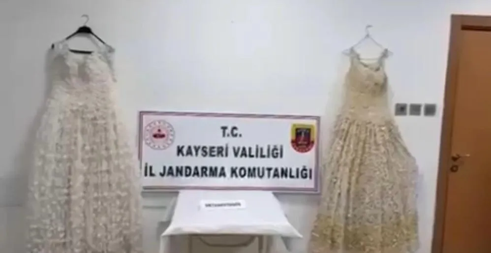 Gelinliğin üzerine boncuk şeklinde işlenmiş 25 kilo uyuşturucu ele geçirildi