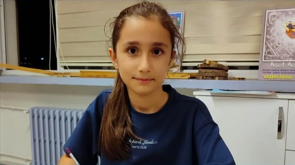 İlkokul öğrencisi çizdiği karikatürle dünya  birincisi oldu