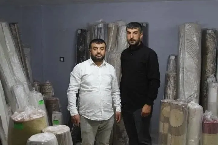 Halıdan çıkan 650 bin liralık altınlar sahibine ulaştırıldı