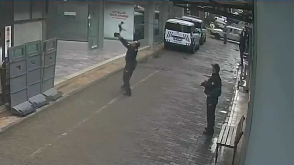 Binadan düşen kediyi polis memuru kurtardı
