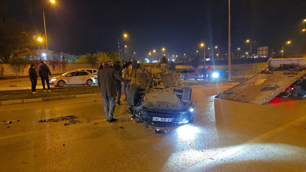 İnegöl Hikmet Şahin Köprü altında trafik kazası: Yolcu yaralandı