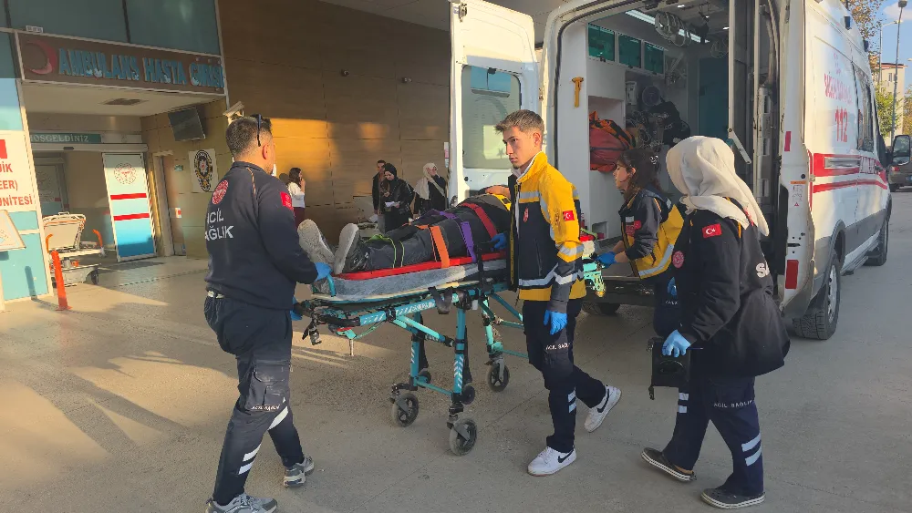 İnegöl’de hafif ticari araç ile cip çarpıştı: 1 yaralı