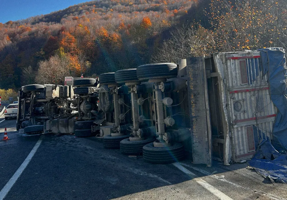 İnegöl’den Bozüyük yönüne giden TIR devrildi: 1 yaralı