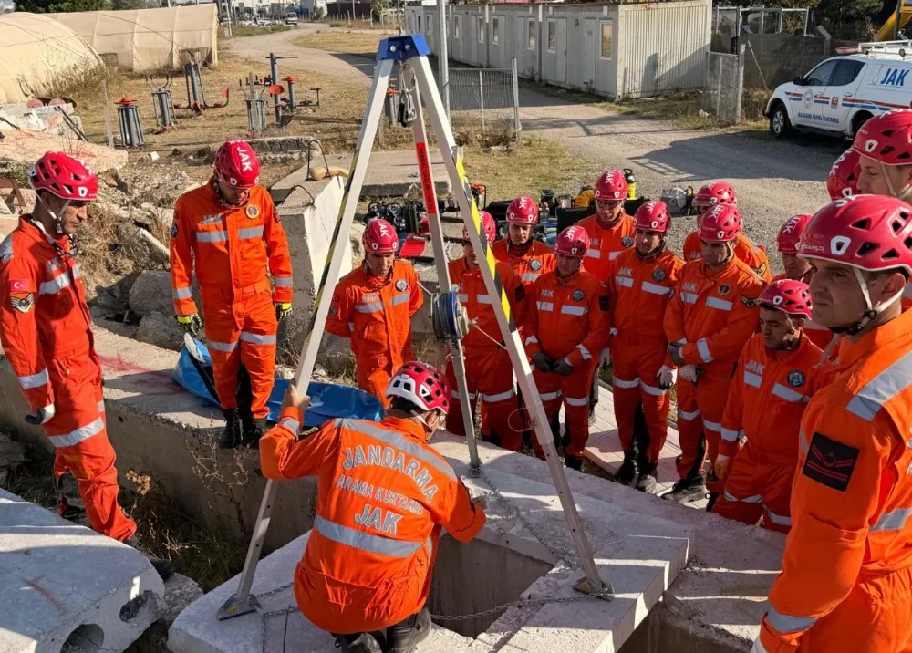 Jandarma Arama Kurtarma timleri AFAD yerleşkesinde eğitimde