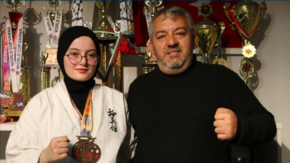 Babası öğretiyor karateci kızı madalyalar kazanıyor