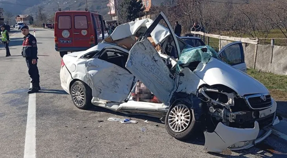 Kamyon ile otomobilin çarpıştığı kazada 4 kişi öldü