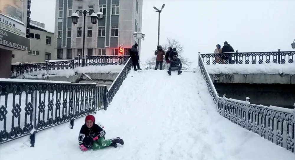 Bazı illerde kar yağışı nedeniyle  eğitime ara verildi