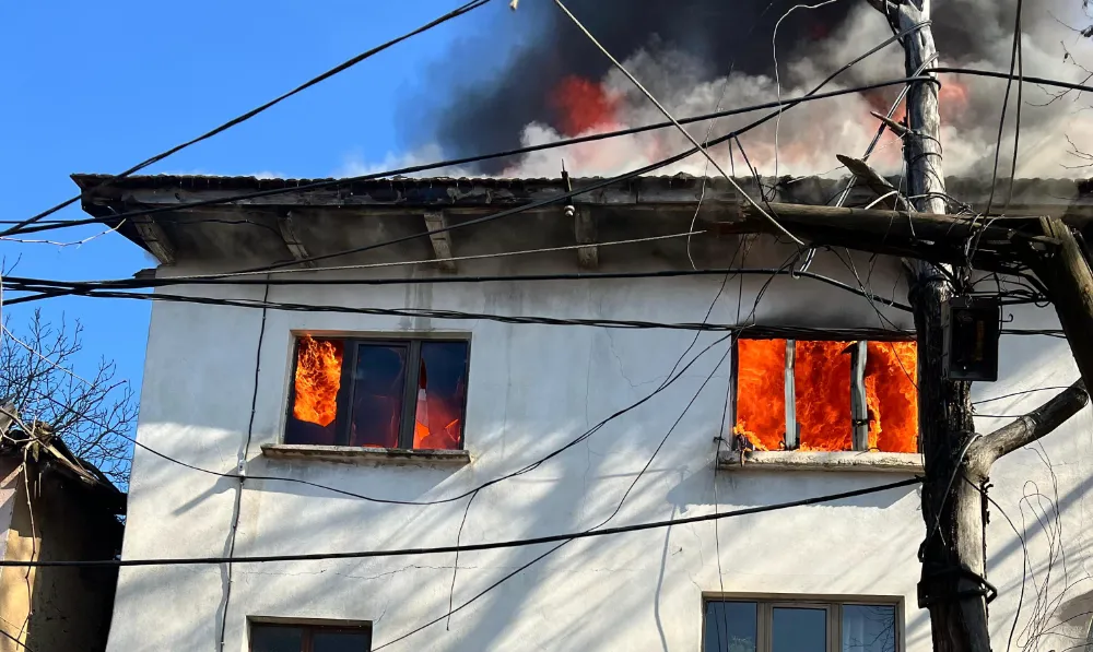 Bursanin Kestel ilçeside çıkan yangında 2 katlı bina küle döndü