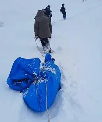 Kar nedeniyle cenazeyi brandaya sarıp iple çekerek köye taşıdılar